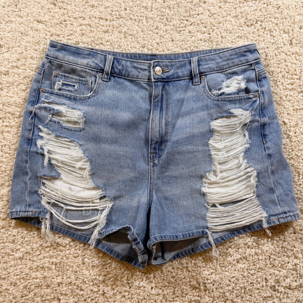 American Eagle Distressed Denim Mom Short 14 Light Wash Festival